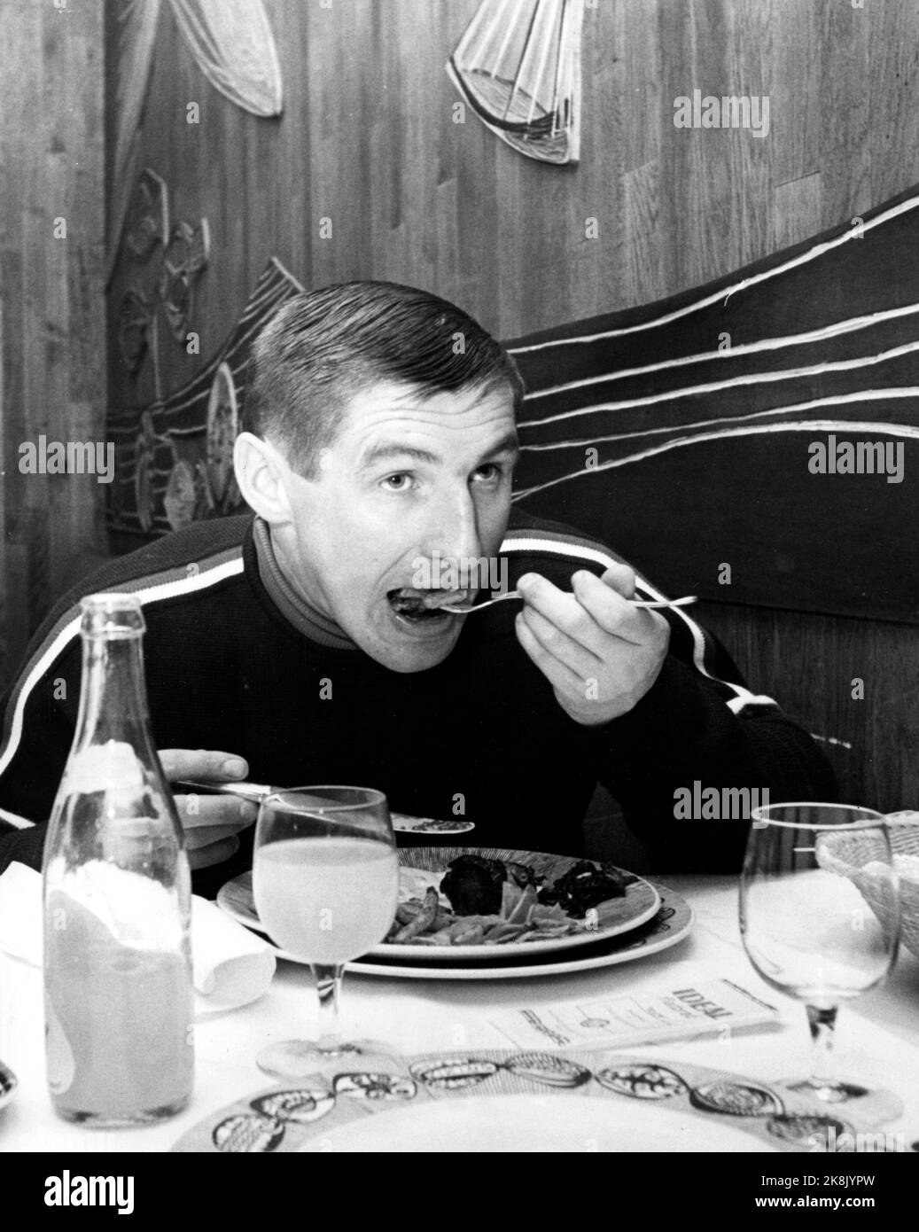 Oslo Mars 1968. L'appétit pour la nourriture, mais pas sur l'or. Bjørn Wirkola regrette de ne pas avoir réussi aux Jeux Olympiques de Grenoble. Ici, il est assis et mange. Photo: Jan Erik Olsen / actuel / NTB Banque D'Images