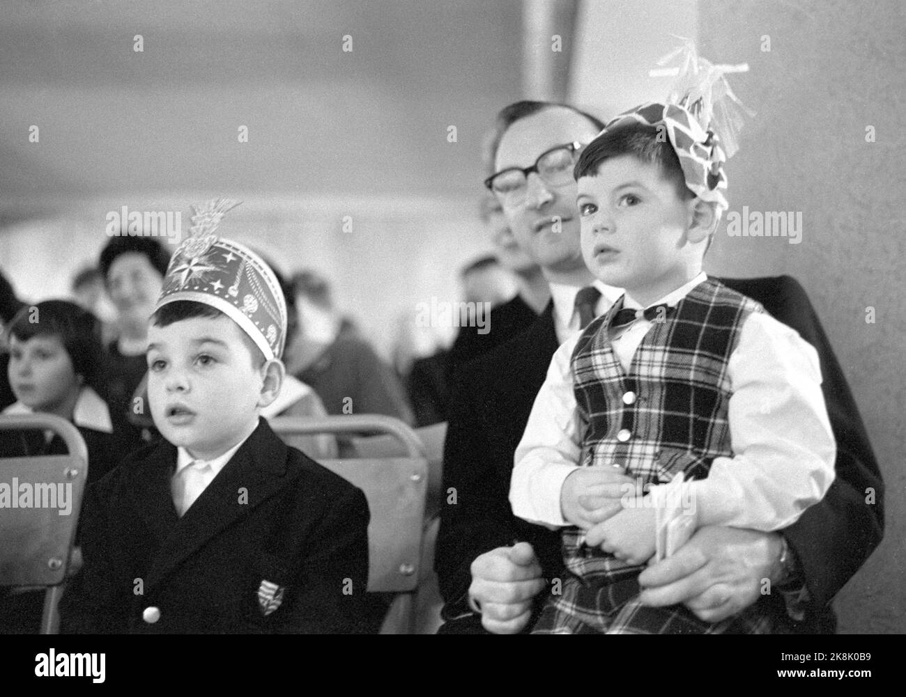 Oslo 19601128 Chanukka dure jusqu'à Pâques. Le parti Chanukka a commencé - le parti lumière juif. Pendant huit jours, les Juifs durent. De la célébration dans la synagogue de la communauté religieuse de la mosaïque à Oslo. Le grand événement de cette année est la fête des enfants qui a lieu une fois pendant Chanukka. Elle réveille les chapeaux en papier, les boissons gazeuses, les gâteaux et les grands sacs de bonbons. Photo: Sverre A. Børretzen / actuel / NTB Banque D'Images