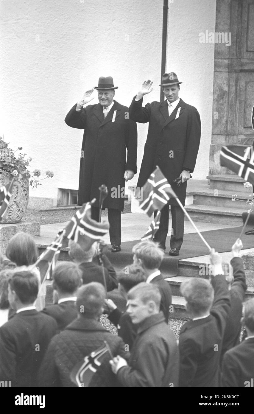 Asker 19680517. Le roi Olav et le prince héritier Harald saluent et saluent le train des enfants à l'extérieur de leur domicile à Skaugum. Photo: NTB / NTB Banque D'Images