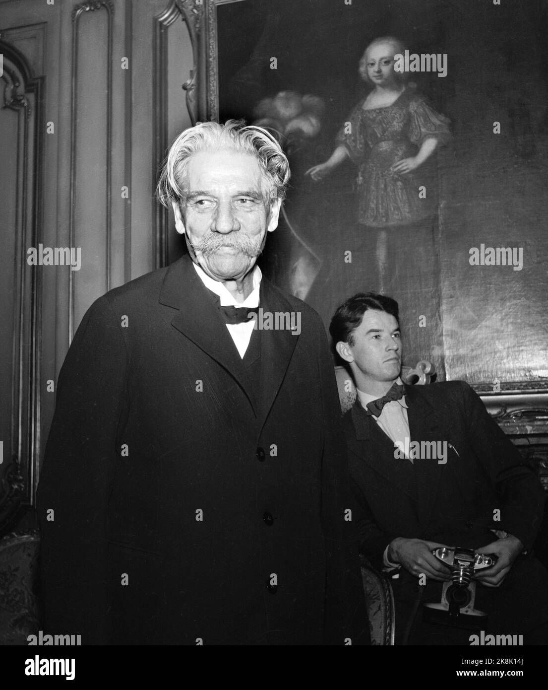 Oslo 19541102 Prix de la paix : Prix Nobel de la paix pour 1952 à Albert Schweitzer, médecin, missionnaire et fondateur de l'hôpital Lambarene au Gabon. (Le prix a été décerné en 1952, mais Schweitzer n'était pas présent au prix. Il s'est rendu en Norvège en novembre 1954. Ici Schweitzer à une conférence de presse sur 2 novembre 1954.) Photo: NTB / NTB Banque D'Images