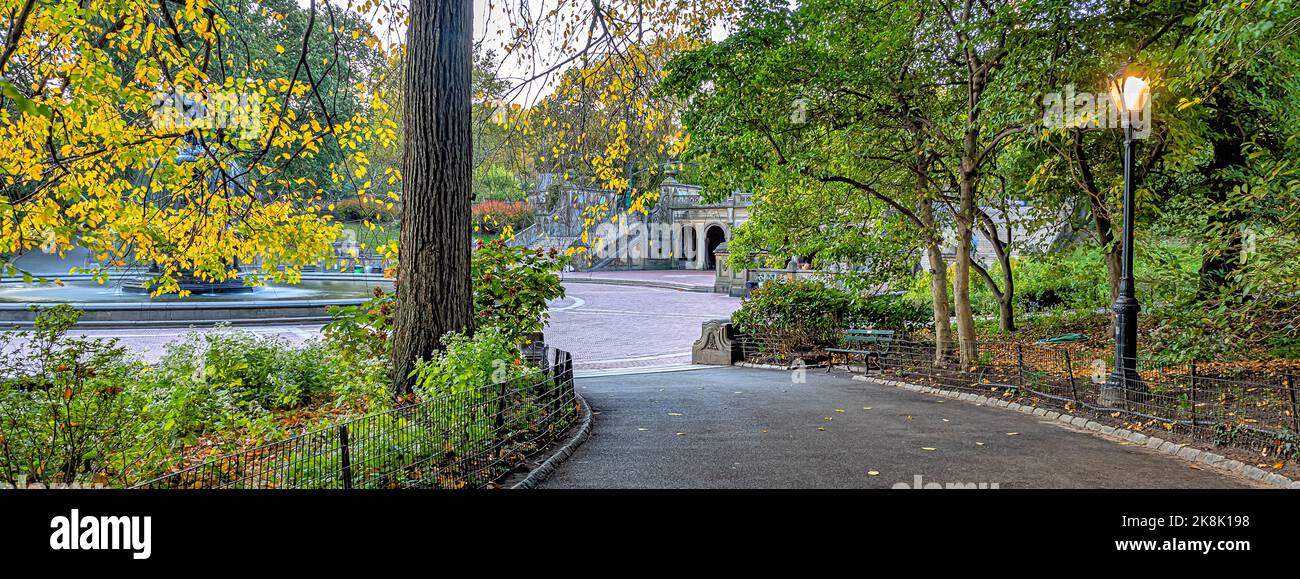 Bethesda Terrace et fontaine sont deux éléments architecturaux surplombant le lac à New York City's Central Park. Banque D'Images