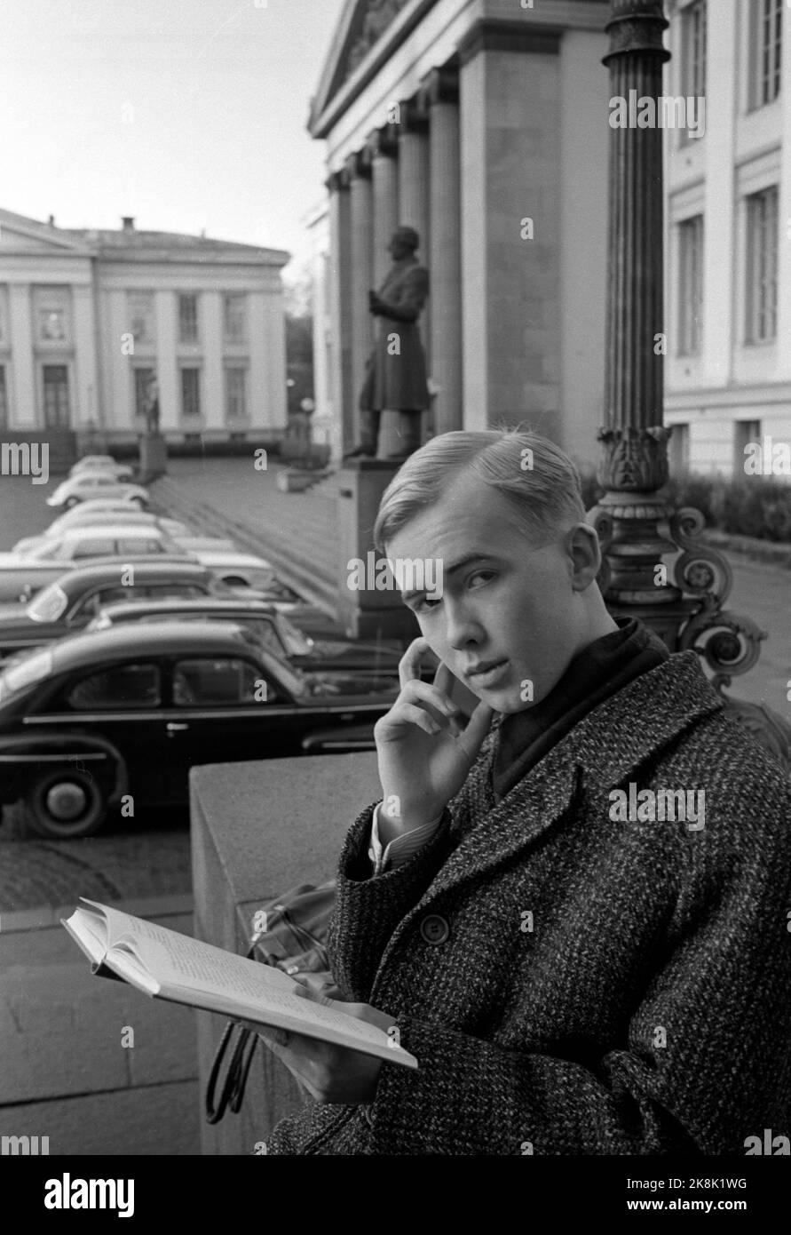 Oslo Dag Frøland, 1964 19 ans, est un multitalent. L'étoile de révision qui écrit et exécute ses propres spectacles va maintenant dire Au revoir à la vie revue et se concentrer sur les études médicales, comme un présenteur est en train de passer l'examen. Ici Frøland à l'extérieur de l'Université d'Oslo où il va passer tout son temps. Photo: Storløkken / actuel / NTB Banque D'Images