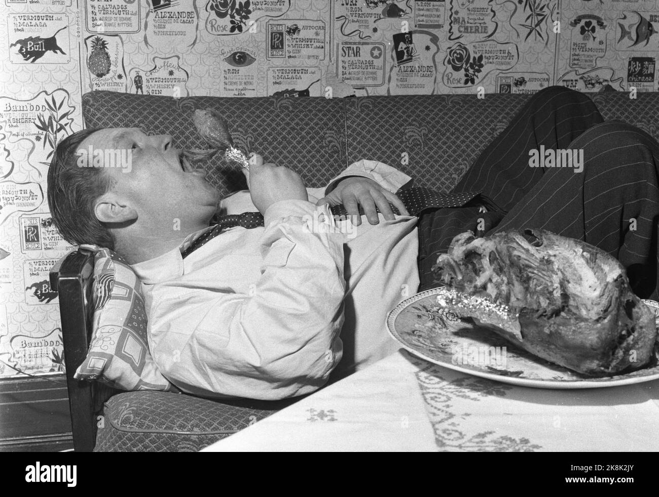 Oslo 19560107. L'acteur Ernst diesen se trouve sur le canapé et mange pendant qu'il reste sur son ventre pendant la fête de Noël. Photo: SV. A. Børretzen / Kaare Nymark courant / NTB Banque D'Images