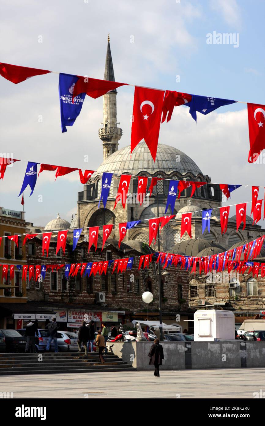 Drapeaux turcs devant la mosquée Rustem Pasha, Eminonu, district de Fatih, Istanbul, Turquie Banque D'Images