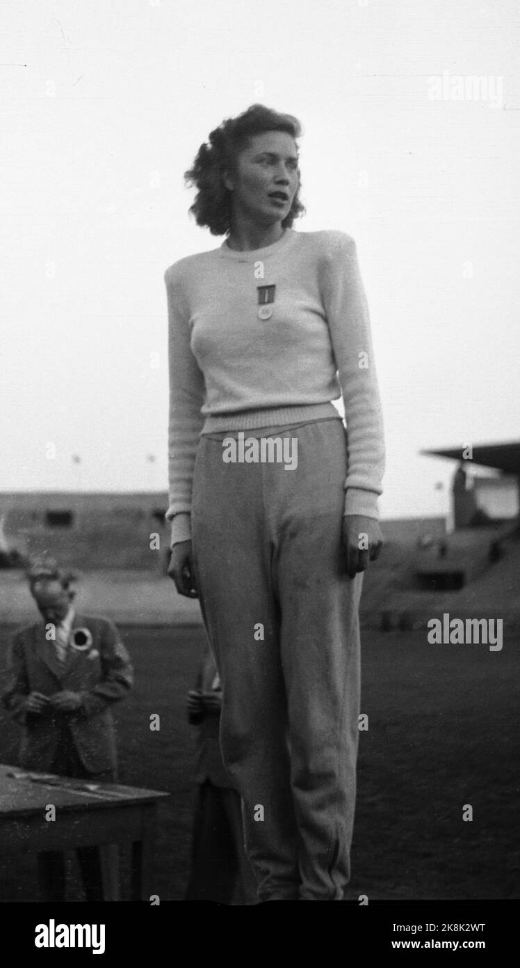 Oslo 19470811 : le premier NM en athlétisme féminin est organisé. Ici Edith Øieren sur le podium de la victoire. Elle a pris l'or en hauteur, longueur et 200 mètres. Photo: NTB / NTB Banque D'Images