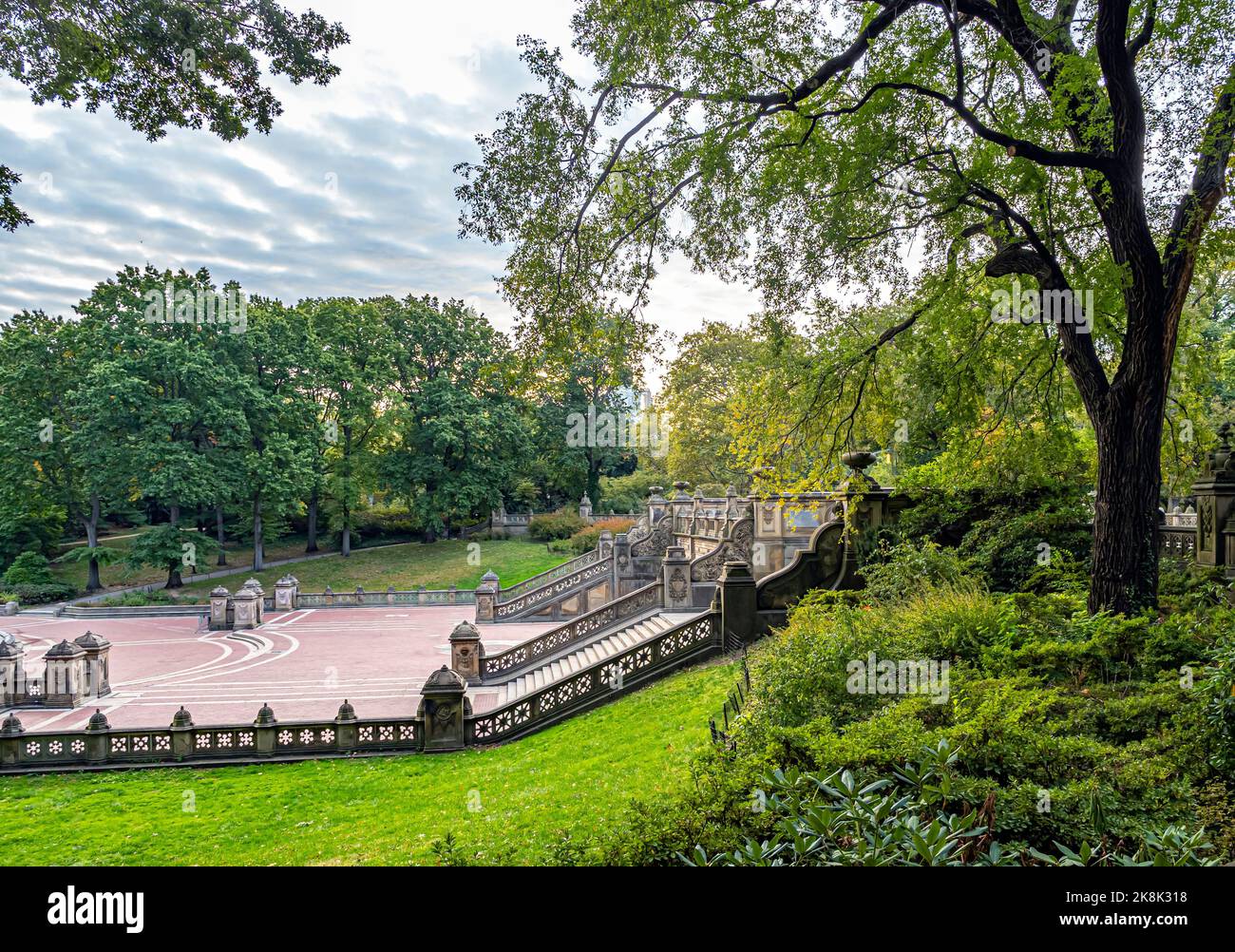 Bethesda Terrace et fontaine sont deux éléments architecturaux surplombant le lac à New York City's Central Park. Banque D'Images