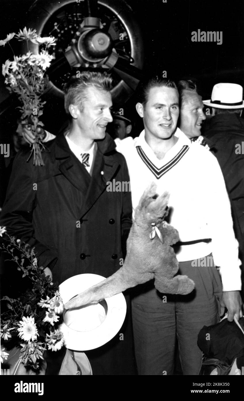 Oslo Jeux olympiques d'été 19561205 à Melbourne, les participants olympiques norvégiens viennent chez eux. Voici deux des lauréats de la médaille, t.h. Egil Danielsen qui a pris l'or dans les lances, et tv Ernst 'Kruska' Larsen qui a pris le bronze à 3000 mètres d'obstacles. Photo archive NTB / ntb Banque D'Images