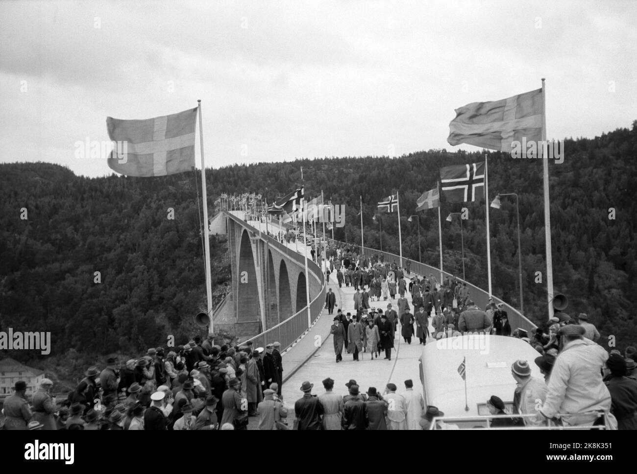 Svinesund 19460615. Le pont Svinesund à Halden, entre la Norvège et la Suède, est ouvert par le roi Haakon et le prince héritier Gustav Adolf, qui se rencontrent au milieu de la brosse de pont de 420 mètres de long. Après la cérémonie d'ouverture, les ouvreurs du pont royal ont marché jusqu'au côté suédois du pont. A Strømstad, il y a eu un grand dîner. Drapeaux norvégiens et suédois. Photo: Thorbjørn Skotaam / Archives actuelles / NTB Banque D'Images