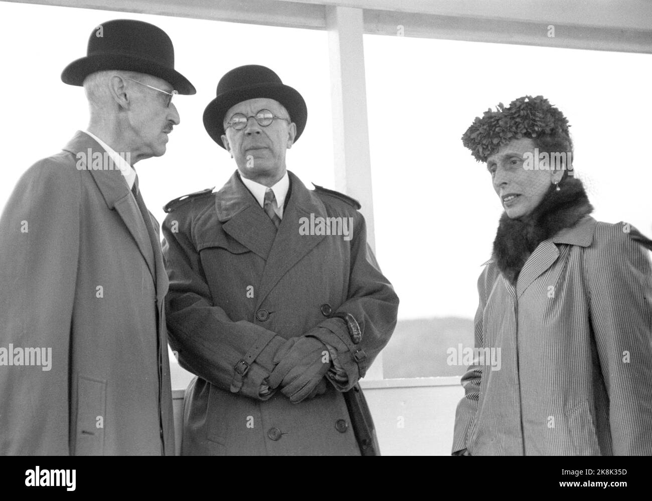 Svinesund 19460615. Le pont Svinesund à Halden, entre la Norvège et la Suède, est ouvert par le roi Haakon et le prince héritier Gustav Adolf, qui se rencontrent au milieu de la brosse de pont de 420 mètres de long. Ici, nous voyons (t.v.) Le roi Haakon avec le prince héritier Gustav Adolf de Suède qui devint roi en 1950 et la princesse Louise. Photo: Archives NTB / NTB Banque D'Images