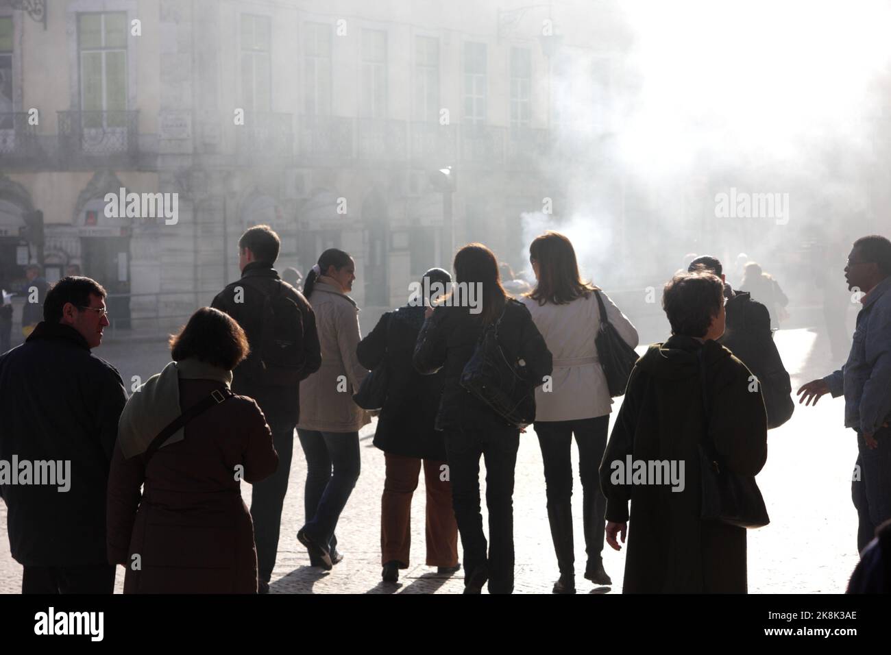 Personnes marchant sur la Rua Augusta lors d'une journée d'hiver brumeuse, Lisbonne, Portugal Banque D'Images