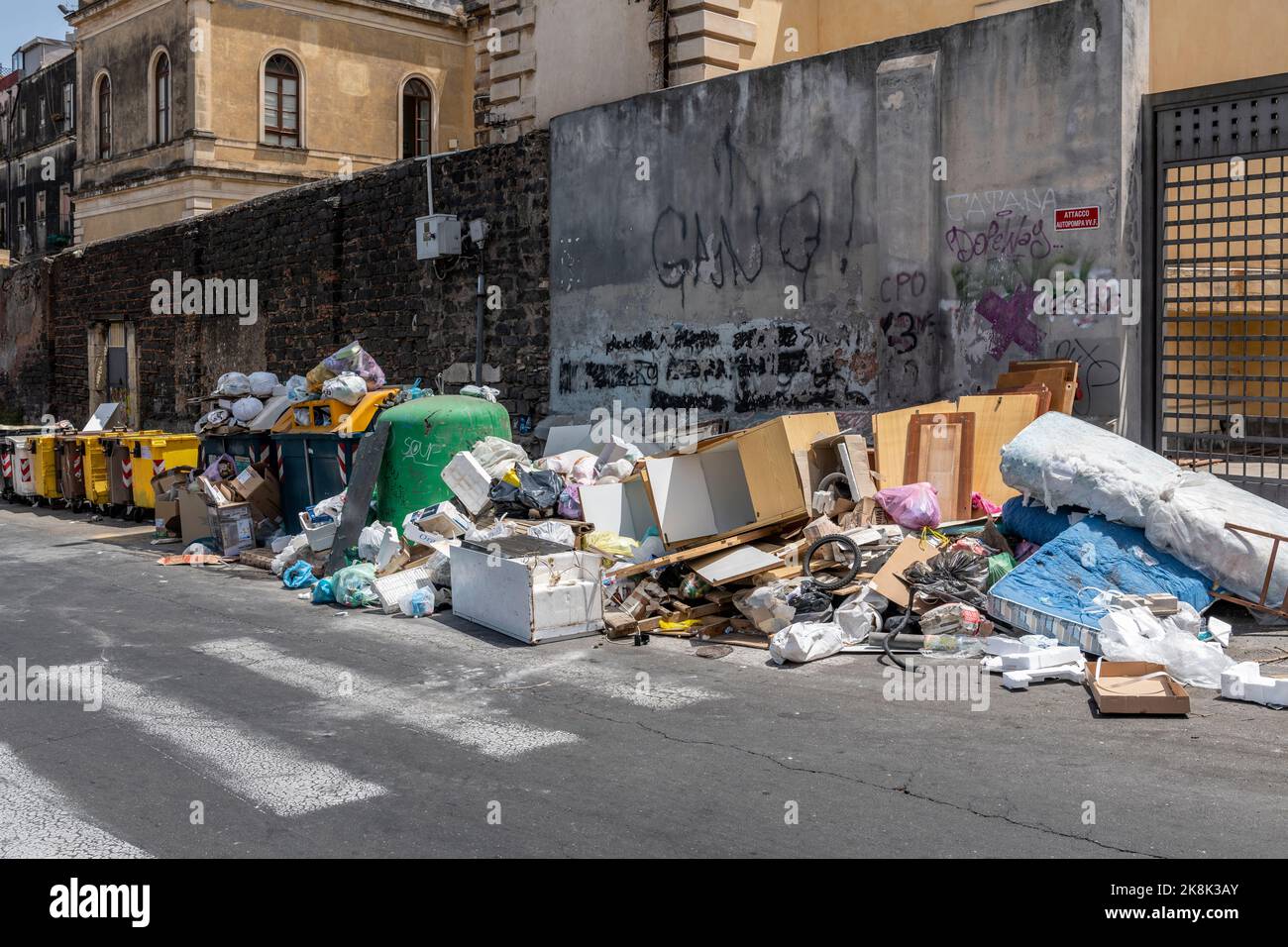 Un tas énorme de déchets domestiques sur une rue à Catane, Sicile, Italie. L'élimination appropriée des déchets est un problème majeur dans la ville et dans une grande partie de la Sicile Banque D'Images