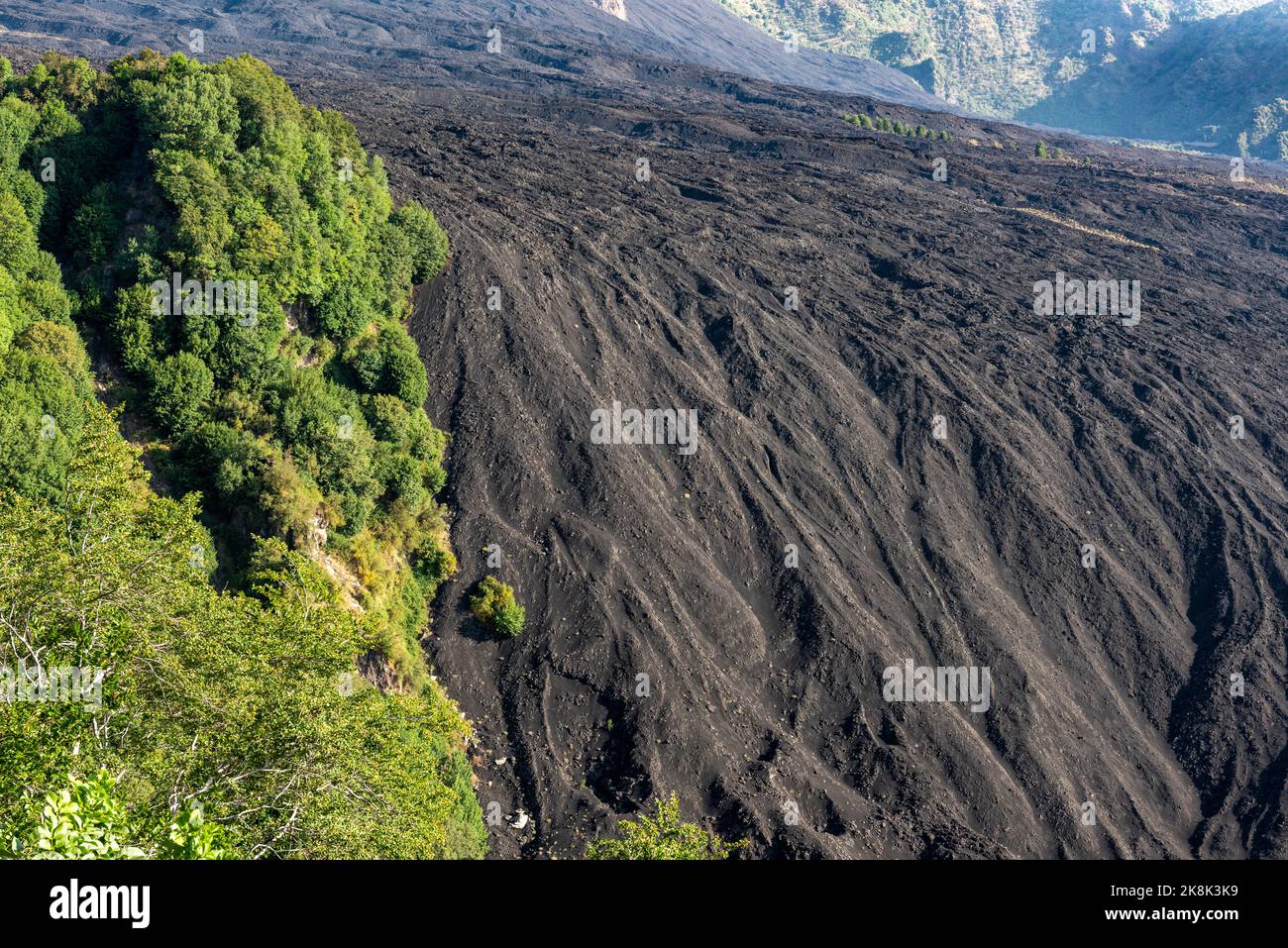 De vieilles coulées de lave vues à la lumière du jour dans la vaste Valle del Bove sur la partie est du Mont Etna, Sicile Banque D'Images