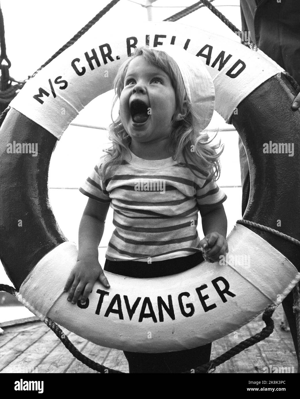 Oslo 1955. Thor Heyerdahl et sa famille à bord du navire 'M/S Chr. Bjelland' de Stavanger, situé à Oslo avant le départ pour l'île de Pâques du Pacifique. Toute la famille Heyerdahl rejoint cette expédition. Ici, nous voyons une fille heureuse Anette Heyerdahl photographiée dans un anneau de sauvetage de 'M/S Chr. Bjelland' elle devrait être mascotte et heartbreaker sur le voyage. Photo: Gerald Pagano / actuel / NTB Banque D'Images
