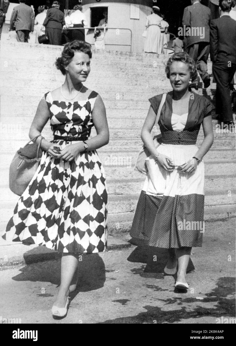 Sonja Haraldsen - plus tard la reine Sonja - avec son amie Else -Marie Raanes (aujourd'hui Berge), photographiée le 1956 septembre. Photo archive NTB / ntb Banque D'Images