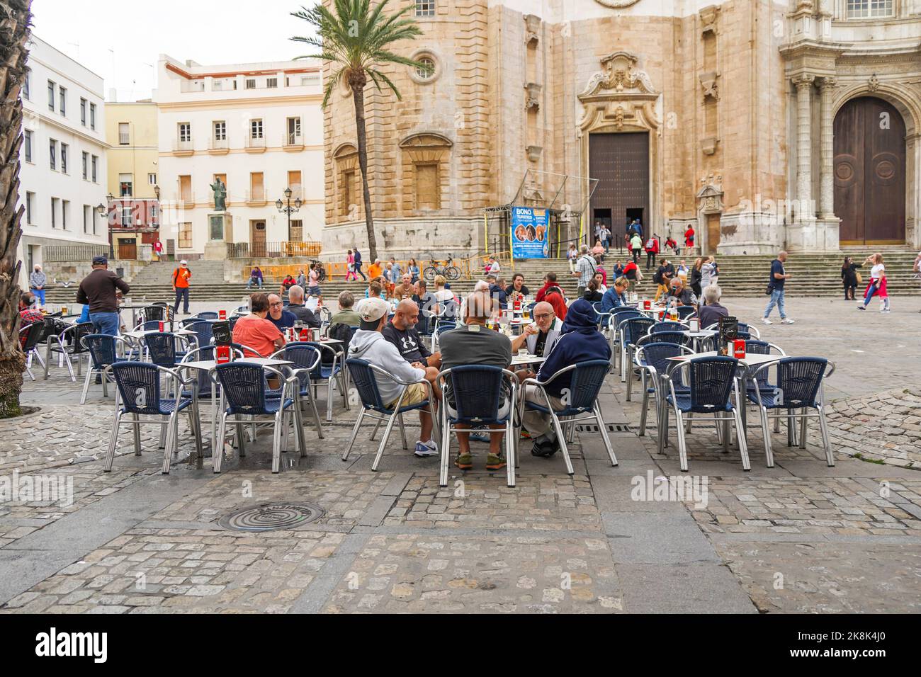 Avant de la cathédrale de Santa Cruz de Cadix avec terrasse en face de l'Andalousie, espagne. Costa de la luz. Banque D'Images