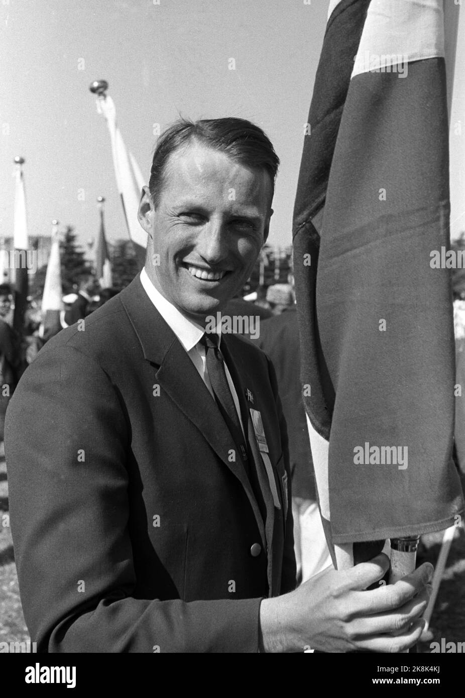 Tokyo, Japon 1964. Jeux olympiques d'été à Tokyo. Le prince héritier Harald est le porte-drapeau de l'équipe norvégienne lors de la cérémonie d'ouverture. Le Prince héritier participe à l'équipe olympique en voile. Photo archive NTB / ntb Banque D'Images