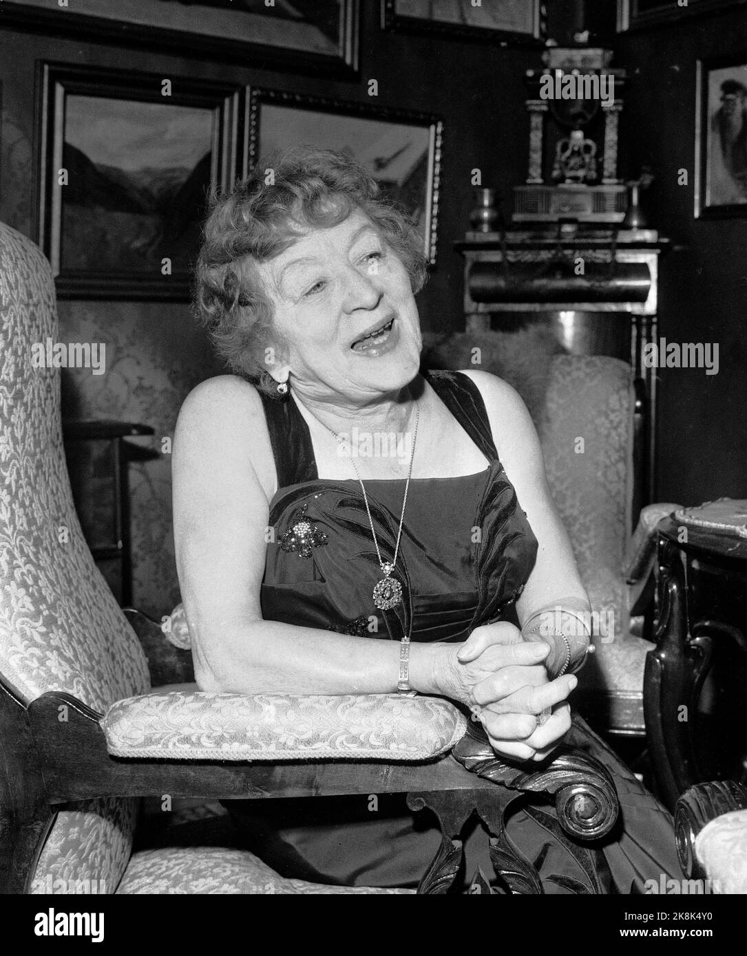 Oslo 19630806 Reine de renaissance, artiste et acteur Lalla Carlsen. Situation d'entrevue à la maison. Photo: Hordnes / NTB / NTB Banque D'Images