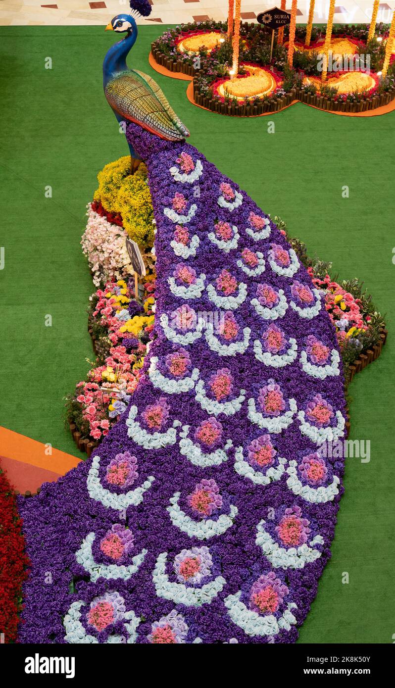 Kuala Lumpur,Malaisie - 20 octobre,2022 : décor coloré de paon à Suria KLCC Kuala Lumpur Malaisie pendant la célébration Deepavali ou Diwali. Banque D'Images