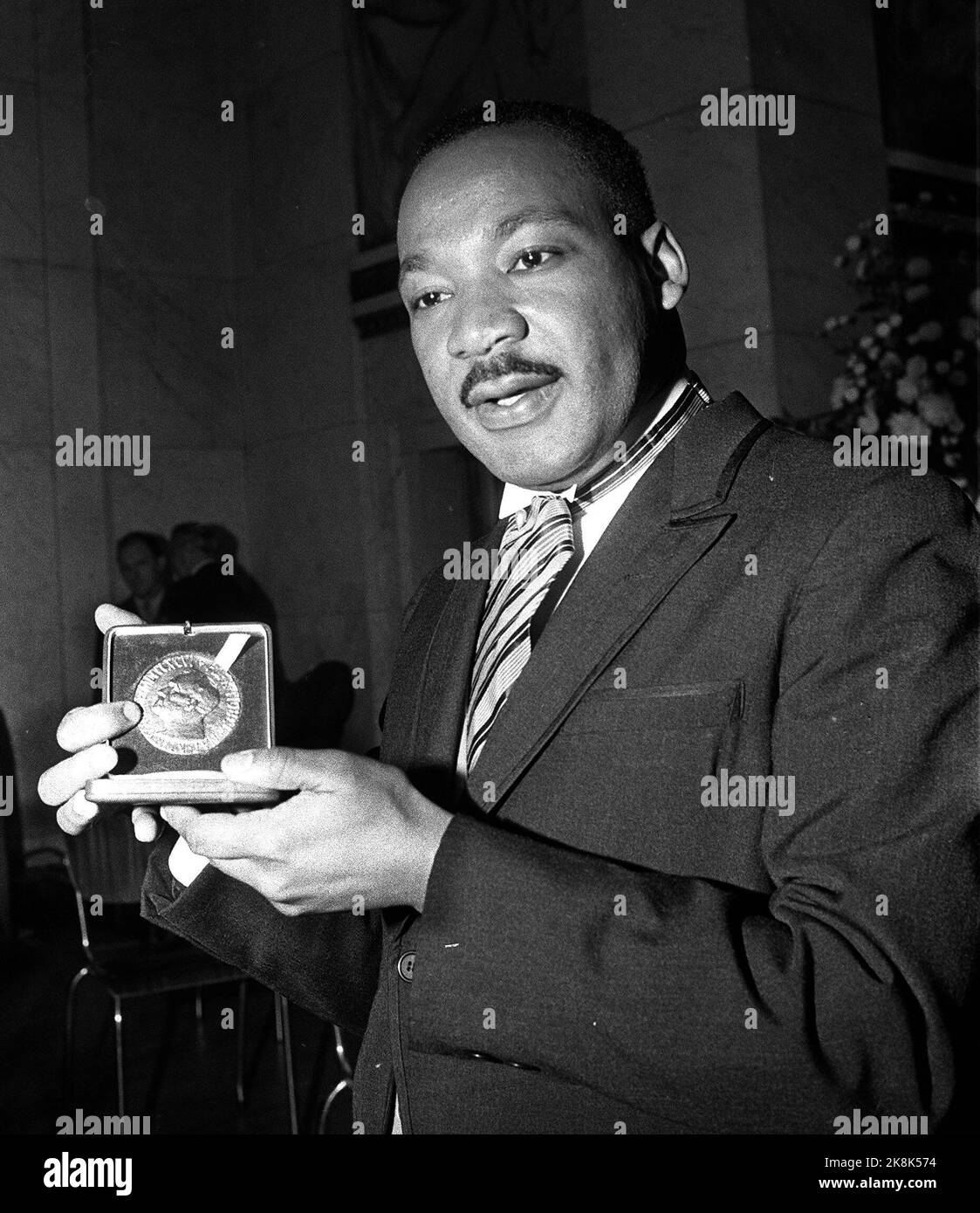 Oslo 19641210 : le Prix de la paix. Le Prix Nobel de la paix 1964 au Dr Martin Luther King, défenseur des droits civils et chef de l'organisation de la Conférence des dirigeants chrétiens du Sud. Ici, de la cérémonie de remise des prix à l'Université Aula, avec la médaille. Photo NTB / NTB / Henrik Laurvik. Banque D'Images