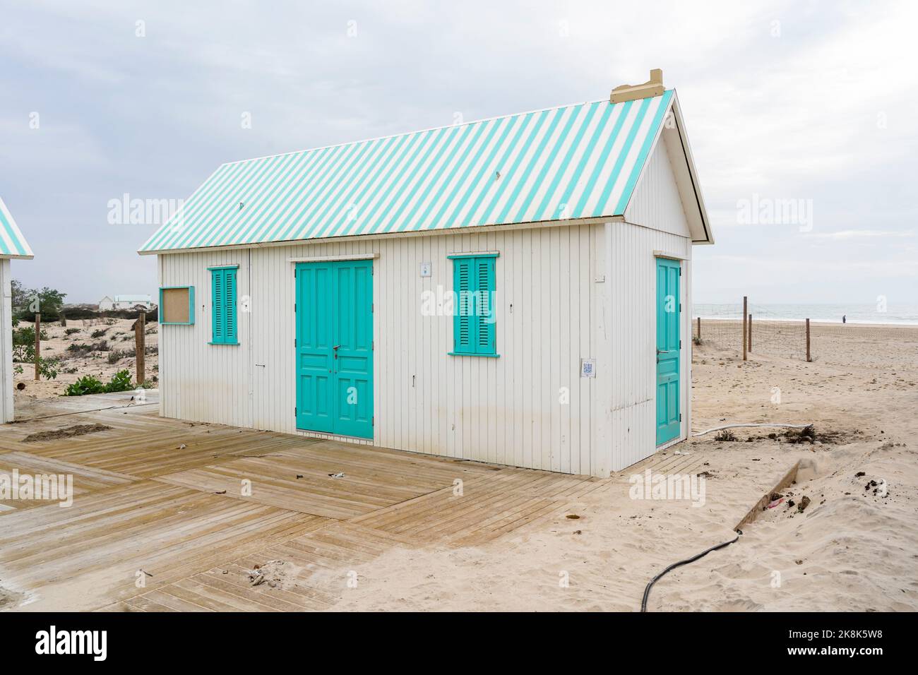 Maison de plage, cabane verte, cabane de service, toilettes sur la plage, Cadix, Costa de la Luz, Andalousie, Europe. Banque D'Images