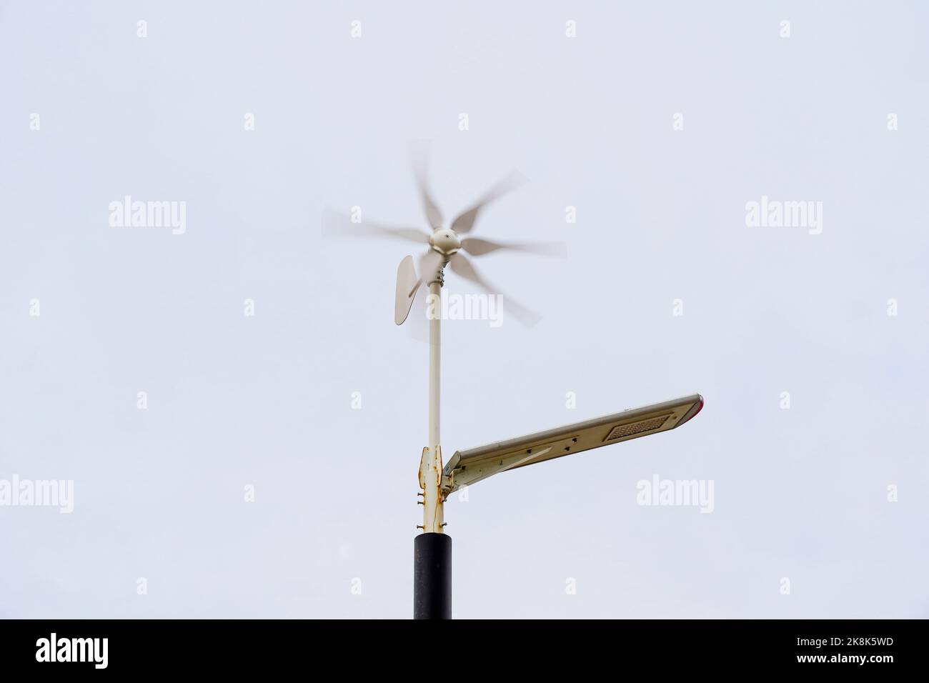 Lumière de rue alimentée par l'énergie éolienne, Espagne. Banque D'Images