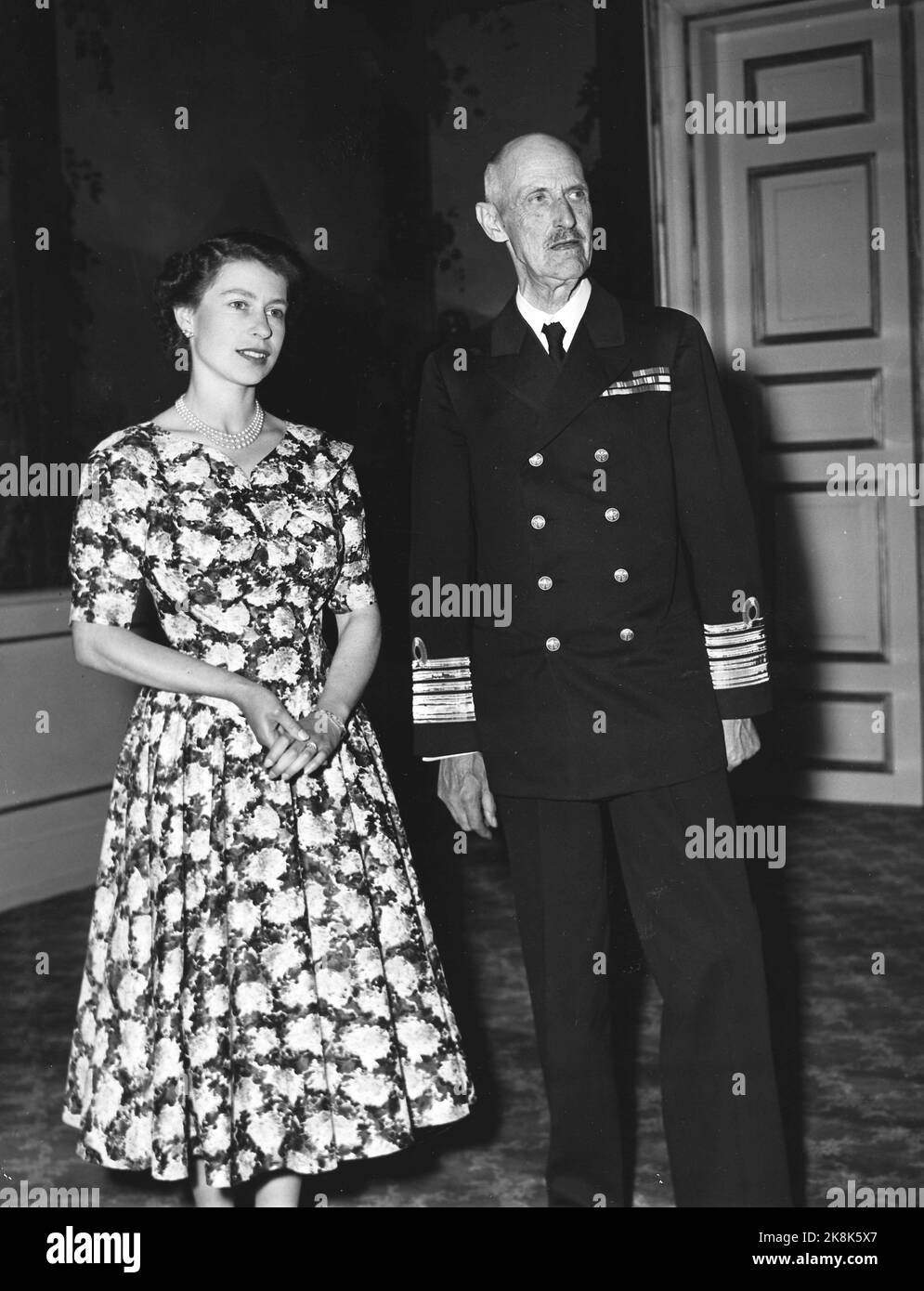 Oslo 19550624. La reine Elizabeth II lors d'une visite d'État en Norvège avec son mari, le prince Philip. Voici la photo officielle des birdworks au château. La reine Elizabeth et le roi Haakon. Robe fleurie, sévère. Photo: NTB / NTB Banque D'Images