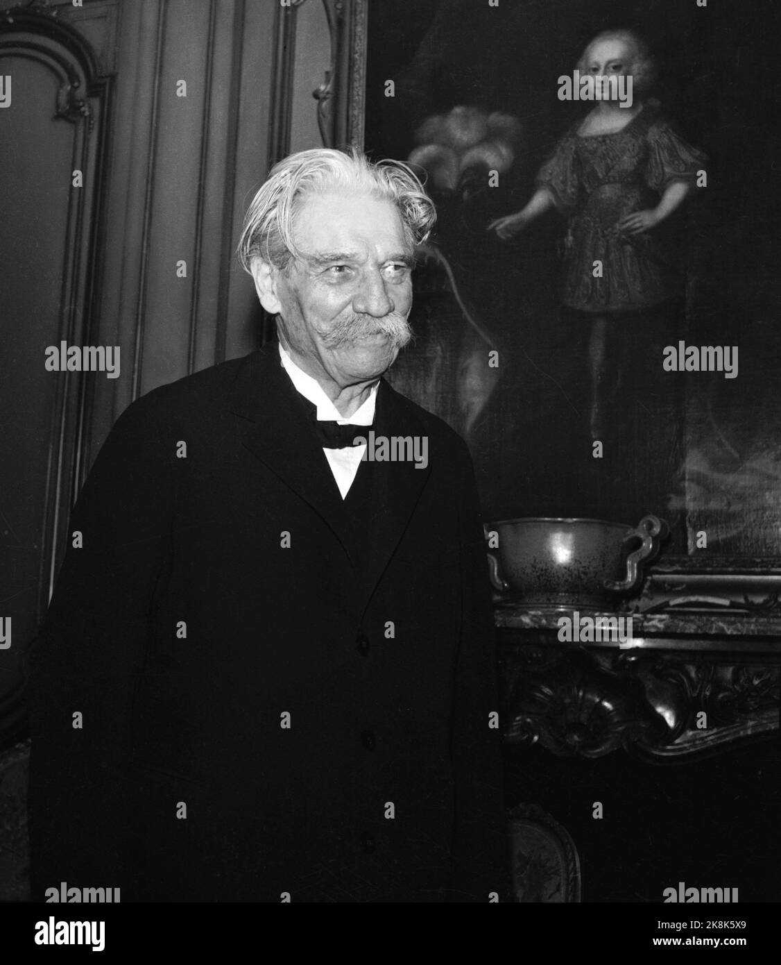 Oslo 19541102 Prix de la paix : Prix Nobel de la paix pour 1952 à Albert Schweitzer, médecin, missionnaire et fondateur de l'hôpital Lambarene au Gabon. (Le prix a été décerné en 1952, mais Schweitzer n'était pas présent au prix. Il s'est rendu en Norvège en novembre 1954. Ici Schweitzer à une conférence de presse sur 2 novembre 1954.) Photo: NTB / NTB Banque D'Images