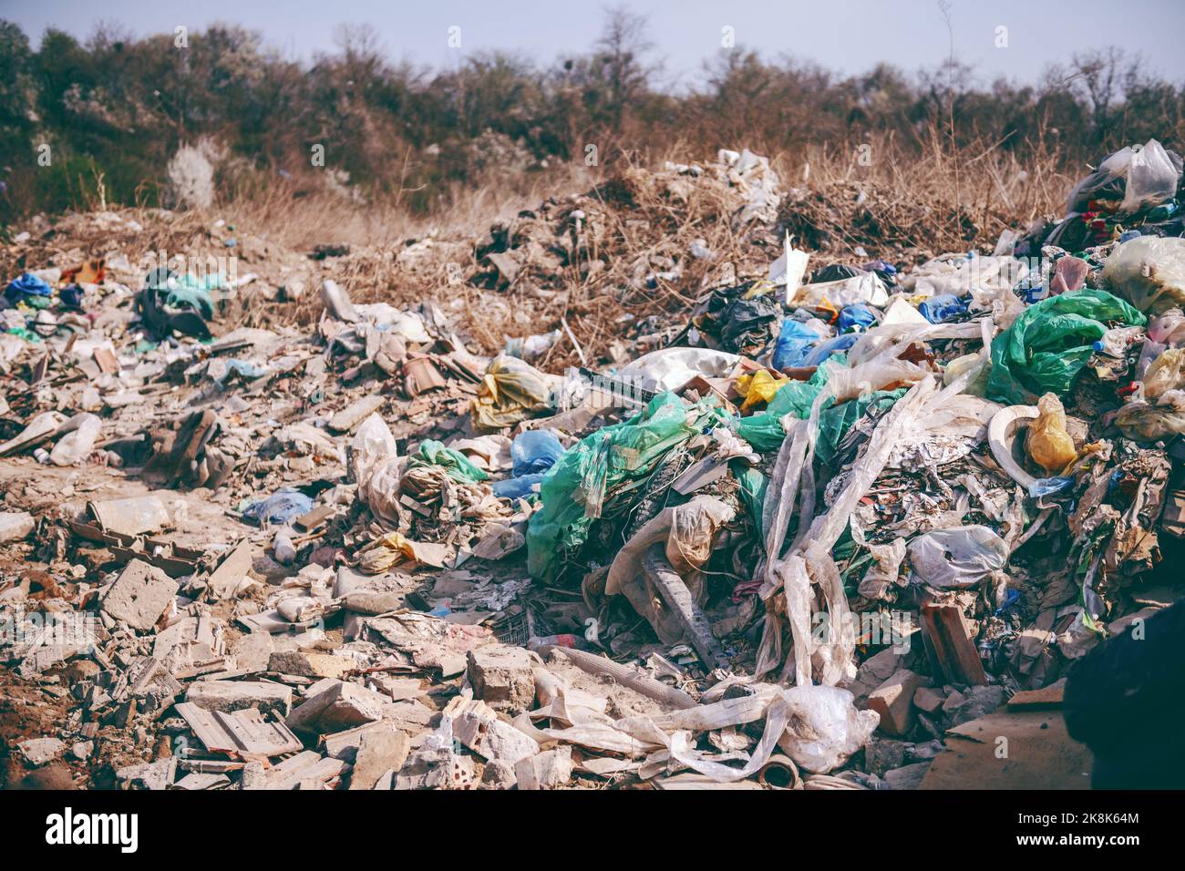 Preuve de négligence humaine.Sur la photo une grosse pile de déchets ruinant la nature. Banque D'Images