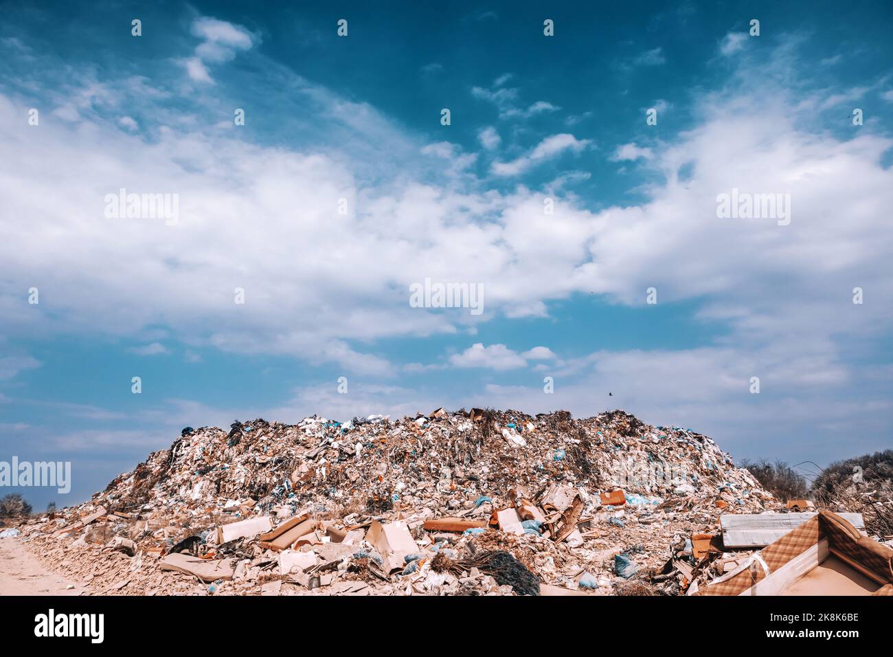 Preuve de négligence humaine.Sur la photo une grosse pile de déchets ruinant la nature. Banque D'Images