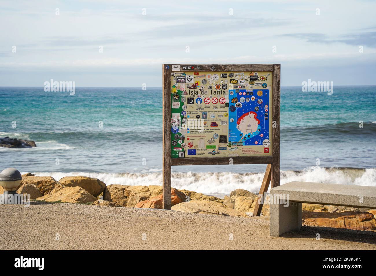 Route avec carte, Tarifa Espagne. Isla de Las Palomas. Point le plus au sud de l'Europe, Costa de la Luz, Andalousie, Espagne. Banque D'Images