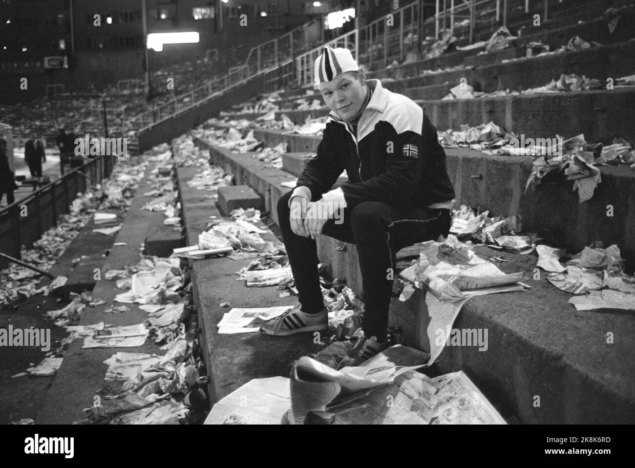 14 février 1965 d'Oslo. Championnats du monde au stade Bislett à Oslo. Ici, le gagnant de la coupe du monde, Norvégien per Ivar Moe assis sur un stand vide plein de déchets. Photo; Ivar Aaserud / courant / NTB Banque D'Images