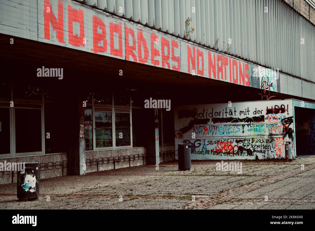 Un bâtiment avec une inscription 'no Borders no nation' Banque D'Images