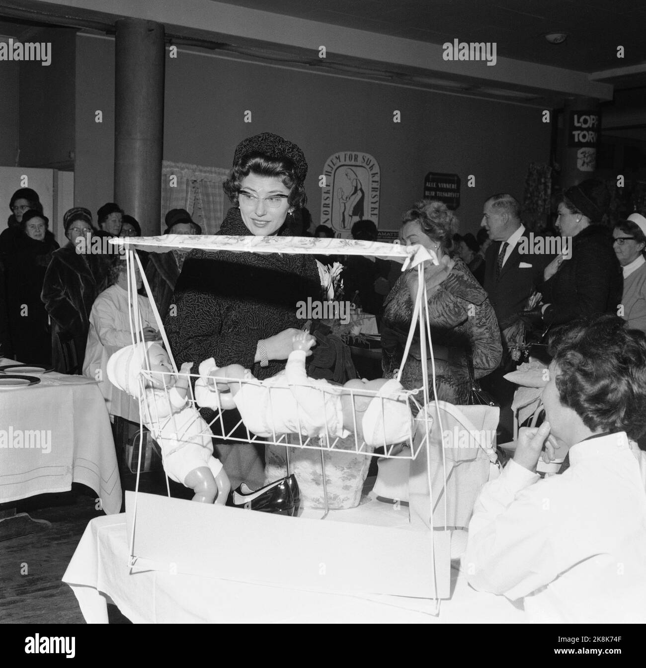 12 février 1963 d'Oslo. Les princesses Astrid et Ragnhild sont au bazar du Haandverkeren pour le revenu des foyers pour enfants sucrées. Photo ; NTB / NTB Banque D'Images