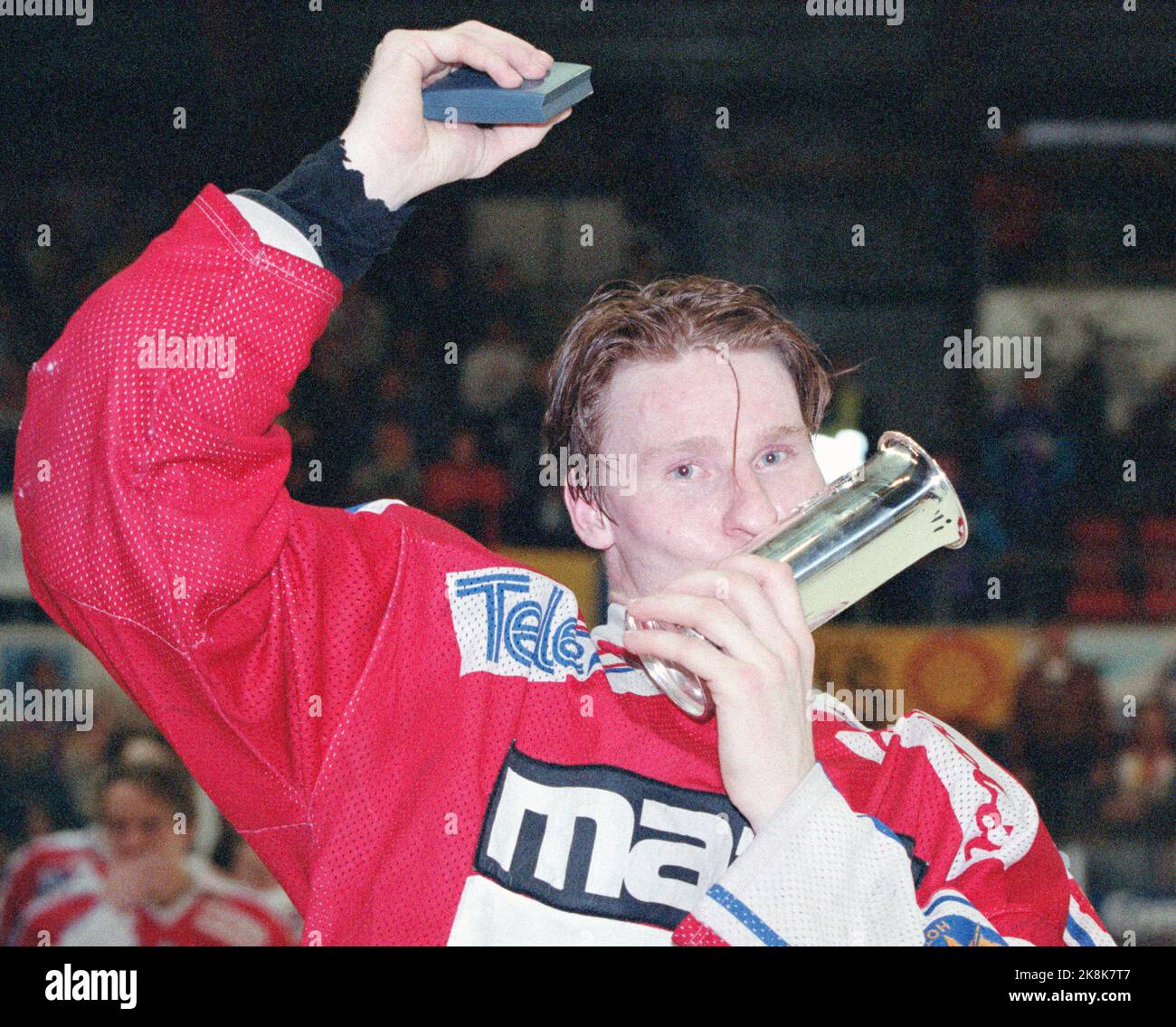 Lillehammer 19940405. Match final entre Storhamar et Lillehammer, Tor Nilsen avec la coupe du Roi. Lillehammer Ice Hockey Club a gagné. Televerket, plus tard Telenor est un commanditaire. Photo; Morten Hval / NTB Banque D'Images
