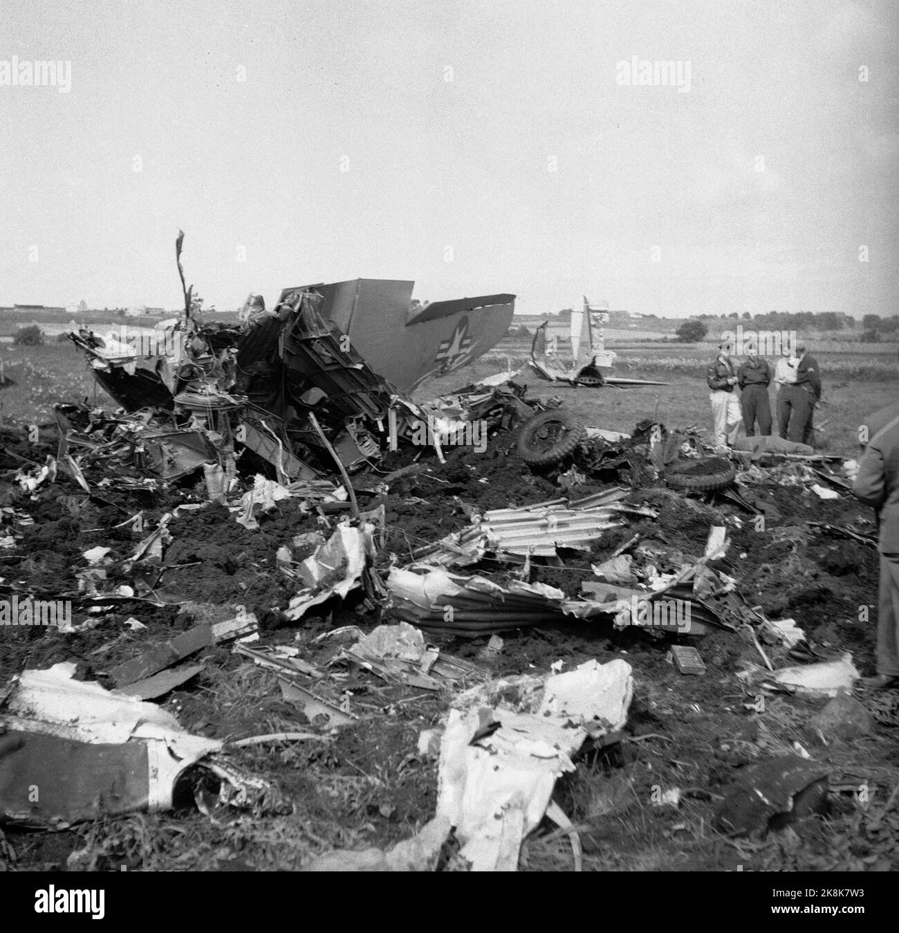 Sola, 19530710 accident d'avion à la station aérienne de Sola. 11 personnes sont mortes lorsqu'un Thunderjet norvégien est entré en collision avec un avion Dakota de l'US Air Force. Là, l'avion du Dakota a été détruit. Photo: NTB / NTB Banque D'Images