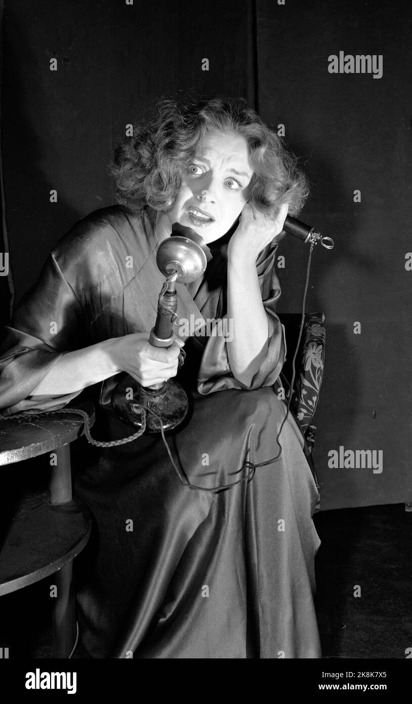 Oslo Mai 1949 l'actrice Aase Bye a un énorme succès en tant que blanche dans la pièce "Un tram pour le désir" sur le théâtre national. Voici au revoir dans une scène dramatique avec un téléphone: 'S'il vous plaît me voir en relation avec le réalisateur Shep Huntleigh ..' Photo: Sverre A. Børretzen / actuel / NTB Banque D'Images