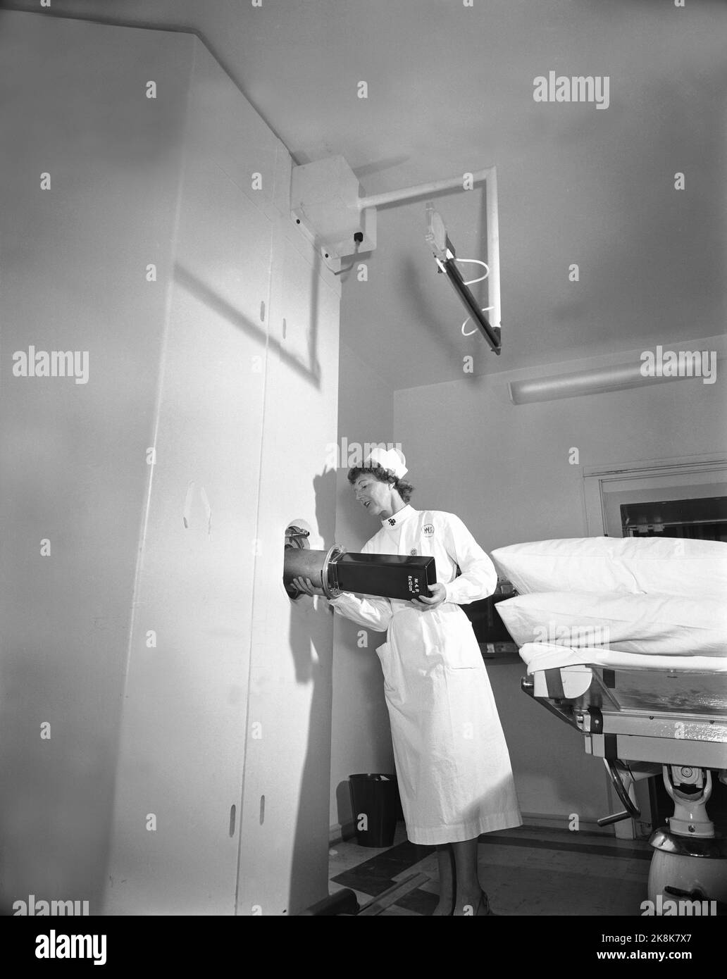 Oslo 19551015 - visite du département norvégien de recherche sur le cancer de l'Hydro. L'institut est lié à l'hôpital Radium. Le betatron est un appareil qui produit un rayonnement de haute énergie. L'appareil est au cœur des travaux de recherche menés à l'institut. Le Betatron est également utilisé dans les soins aux patients. Ici, l'infirmière Kristine Gjermundsen Tubusen (la « pièce maîtresse ») met en place. Recherche. Photo: Sverre A. Børretzen / actuel / NTB Banque D'Images