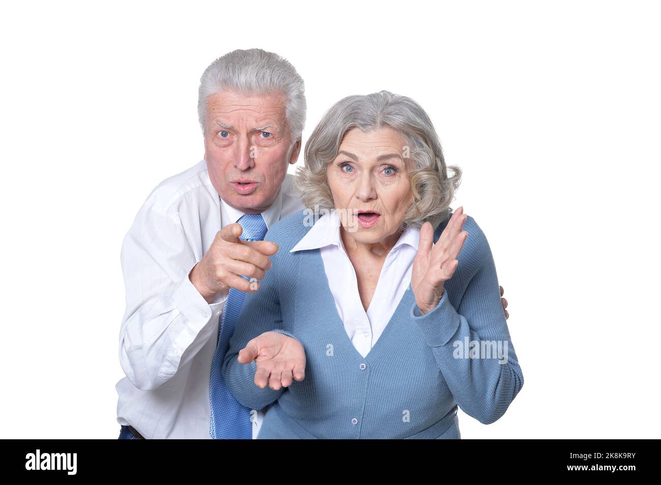 Portrait d'un couple senior surpris regardant l'appareil photo Banque D'Images