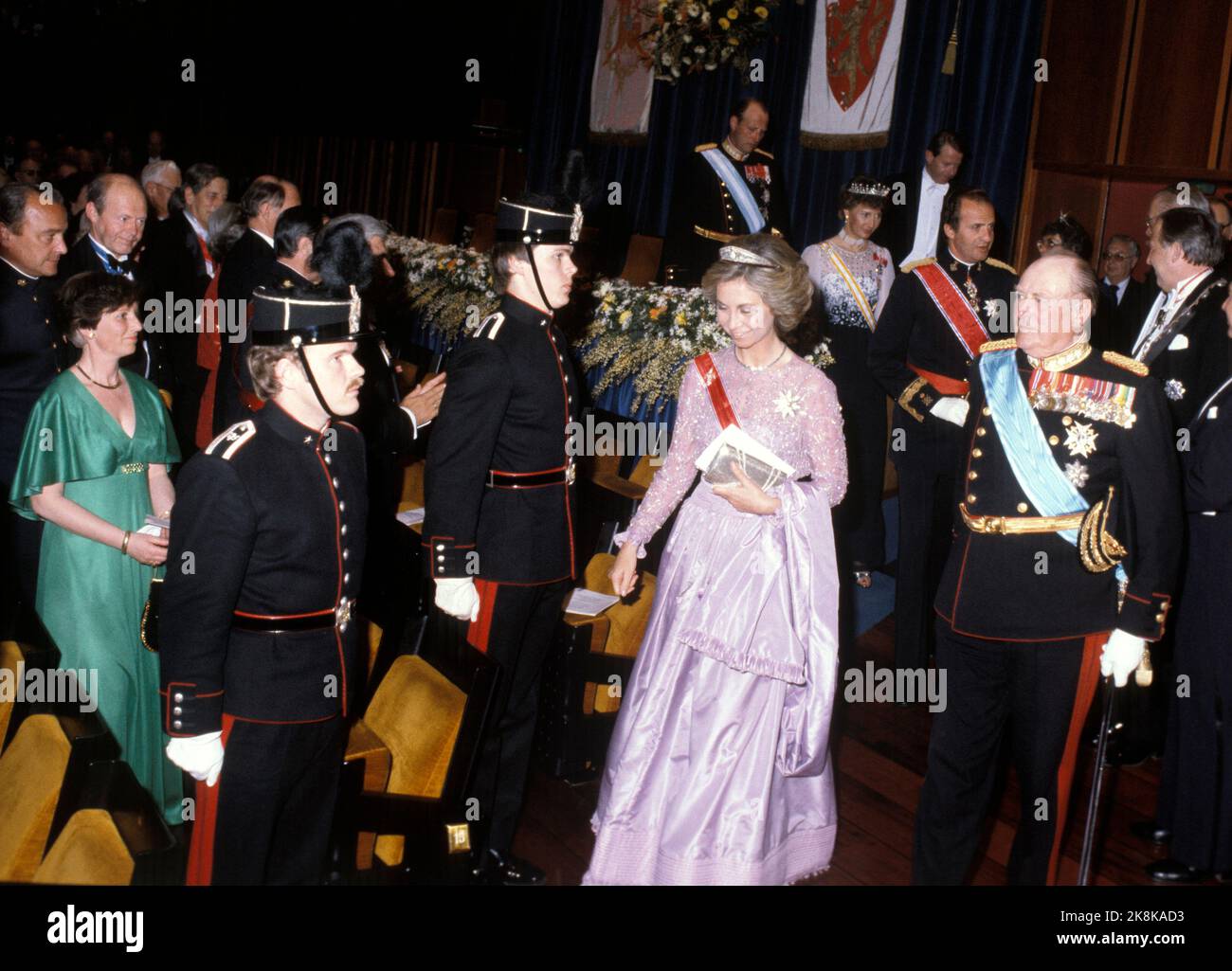 Oslo 198204 14-16 le couple royal espagnol le roi Juan Carlos et la reine Sofia lors d'une visite officielle en Norvège. Ici d'une représentation de fête dans la salle de concert. La reine Sofia (au milieu), le roi Olav, le roi Juan Carlos, la princesse Sonja et le prince Harald. Photo: NTB / NTB Banque D'Images