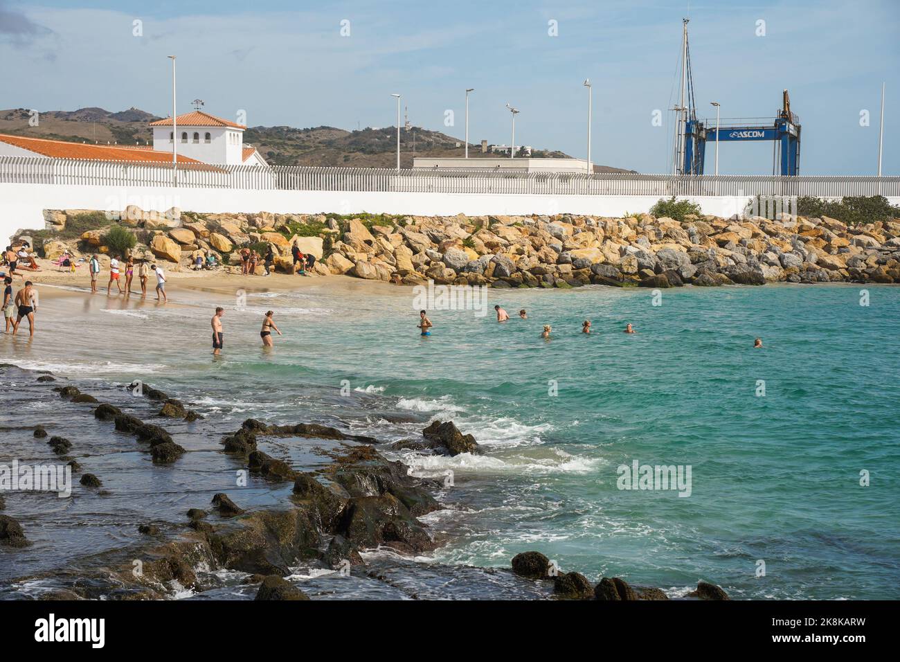 Plage de Tarifa, avec des baigneurs de soleil à l'océan Atlantique, Playa chica à Tarifa, Andalousie, Espagne Banque D'Images