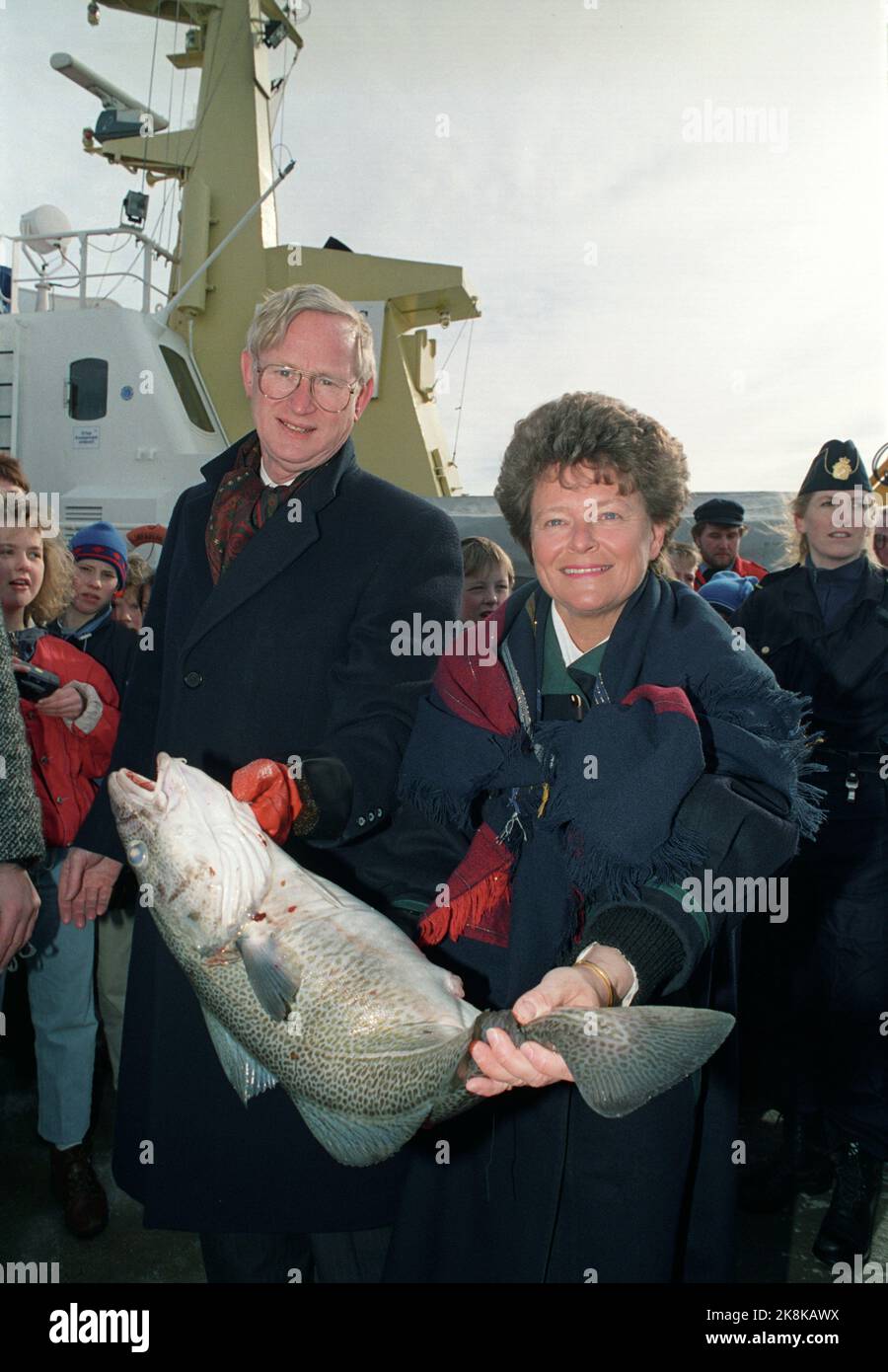 Båtsfjord, Finnmark 19910405. Le vice-président de la Commission européenne, Frans Andriessen, visite Finnmark avec le Premier ministre Gro Harlem Brundtland. ANDRIESSEN est responsable des négociations entre la ce et les pays de l'AELE sur un accord EEE. Dans la photo, ils montrent une grande morue d'un voyage de pêche dans une cage de morue / ferme de poissons pour la morue à l'extérieur de Båtsfjord. Photo: Bjørn Sigurdsøn / NTB Banque D'Images