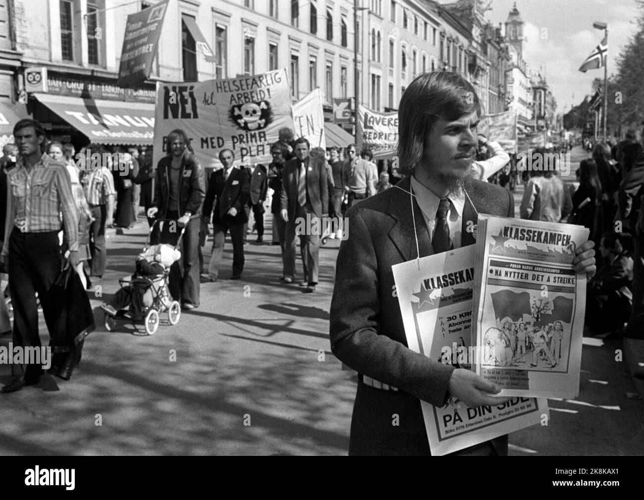 Oslo 19740501. Célébration de 1 mai à Oslo. Le train jusqu'à l'entrée professionnelle de 1 mai à la porte Karl Johans. Au premier plan celui qui vend la lutte de classe. Photo Vidar Knai / NTB / NTB Banque D'Images