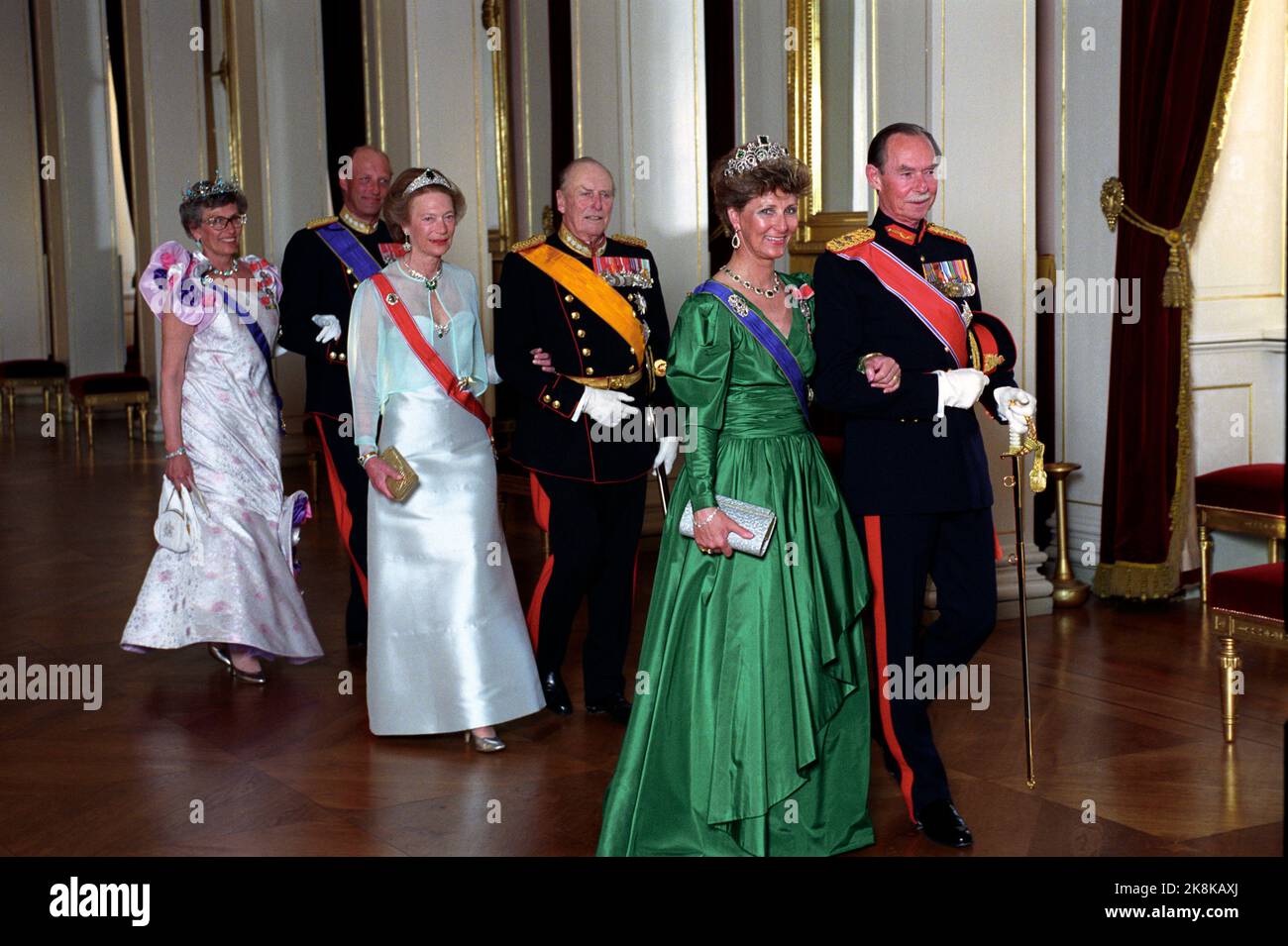 2 mai 1990 d'Oslo. Le roi Olav a le Grand-Duc Jean de Luxembourg et la Grande Duchesse Josephine Charlotte, en visite. Ici du château où un meilleur repas sera consommé pendant un dîner de gala. Ici, sur le chemin de la salle à manger au château. Tout d'abord, le Grand-duc Jean rejoint la princesse Sonja, puis le roi Olav vient avec la grande duchesse Josephine Charlotte (sa nièce), vient enfin le prince héritier Harald avec sa tante, la princesse Astrid Mme Ferner. Photo: Bjørn Sigurdsøn / NTB / NTB Banque D'Images