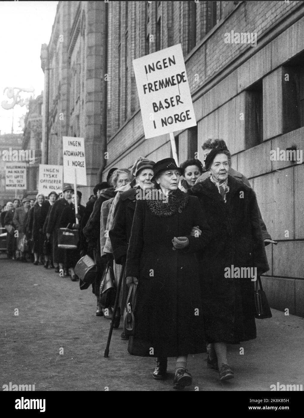 Oslo 19590312 des femmes éminentes manifestent contre les États-Unis et l'OTAN et des placements d'armes et de bases en Norvège. Ici les femmes sur leur chemin vers le bas Karl Johans porte à la Storting. Une des affiches sonne "pas de bases étrangères en Norvège" photo: Knobelauch / NTB / NTB Banque D'Images