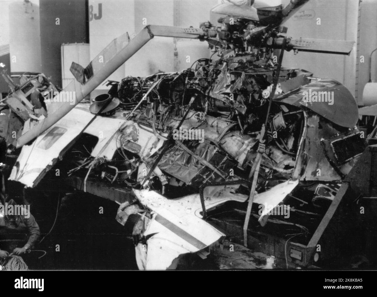 Stavanger 19771225: La plupart des hélicoptères Sikorsky du service d'hélicoptère qui s'est écrasé dans la mer sur son chemin de Stavanger au champ d'Ekofisk est élevé par le navire spécial Borgholm. Toutes les 12 à bord ont péri dans l'accident. NTB / NTB Banque D'Images Stavanger 19771225: La plupart des hélicoptères Sikorsky du service d'hélicoptère qui s'est écrasé dans la mer sur son chemin de Stavanger au champ d'Ekofisk est élevé par le navire spécial Borgholm. Toutes les 12 à bord ont péri dans l'accident. NTB / NTB Banque D'Images
