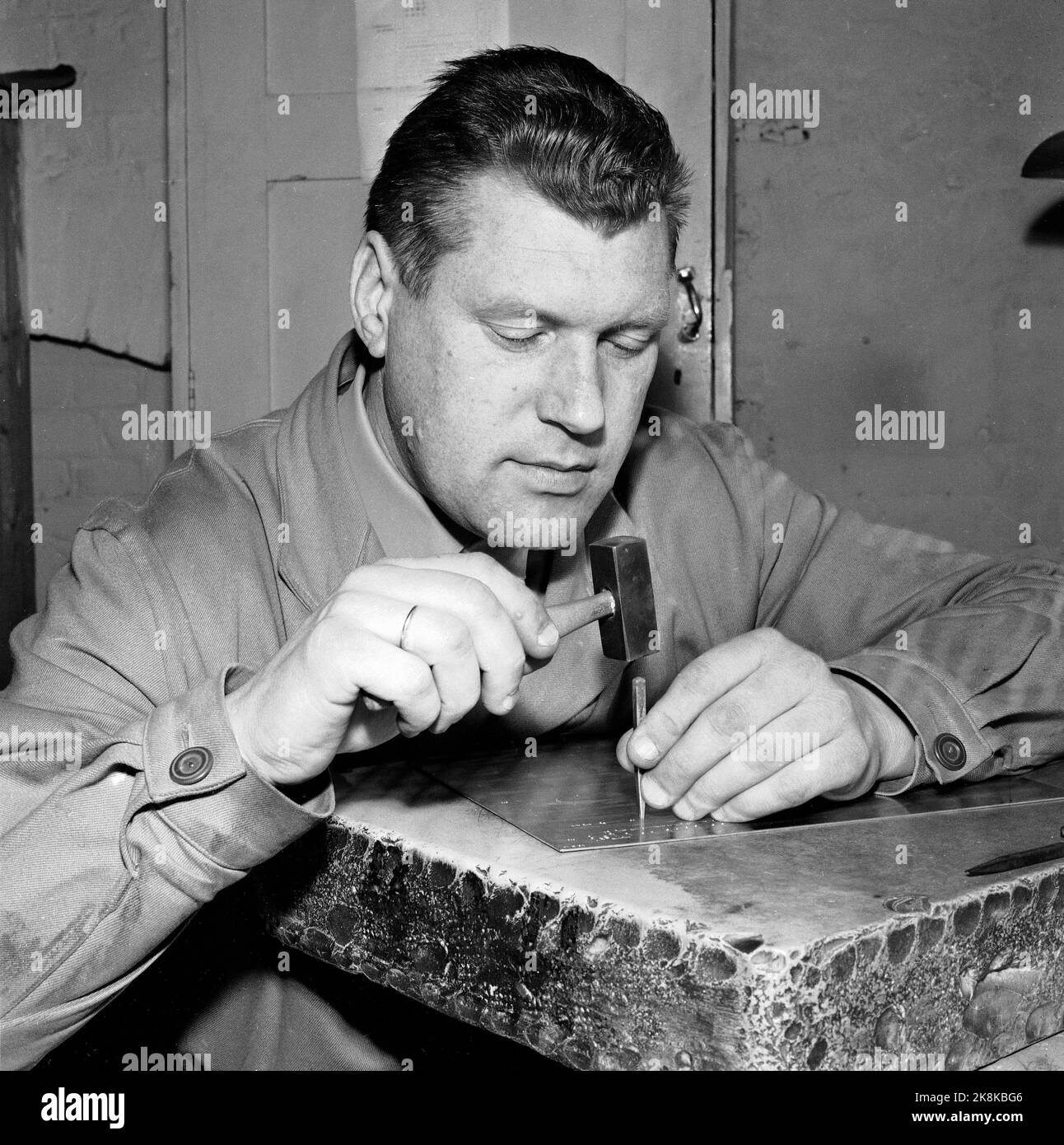 Oslo 19610803 des bâtons de notes au travail. Production de plaques de pression pour l'impression de notes. Photo: NTB / NTB Banque D'Images