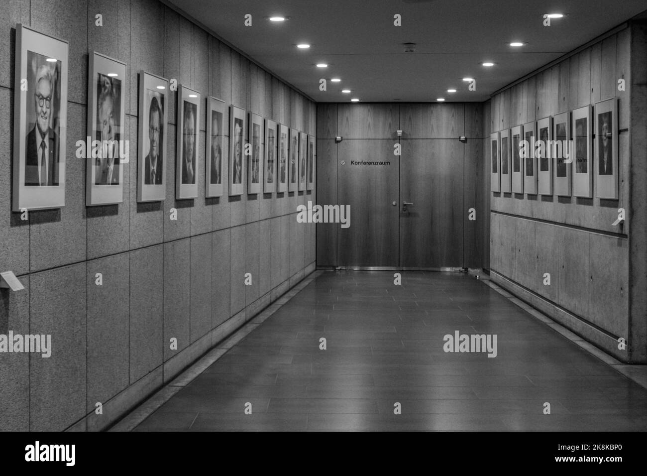 Une photo en niveaux de gris sur le mur des présidents et des chanceliers allemands Banque D'Images