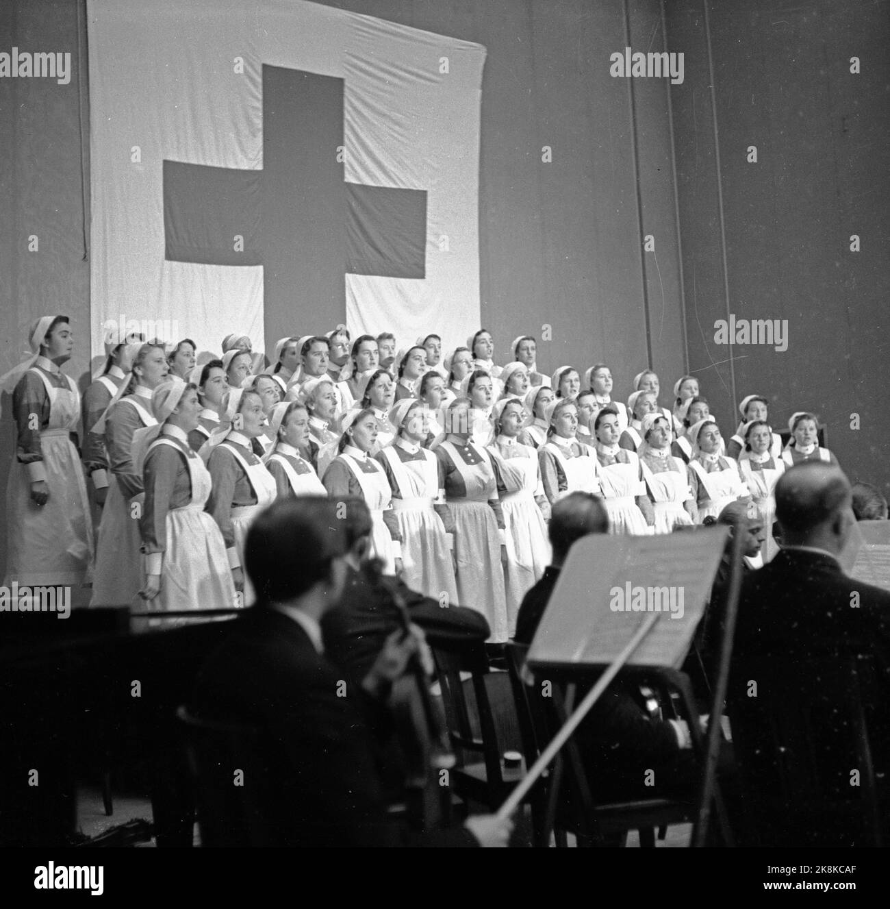 Réunion de la Croix-Rouge Oslo 19451104 dans l'auditorium. anniversaire de 80th. Chœur de chansons par des infirmières en uniforme. Le roi Haakon est présent dans le hall. Photo: Kjell Lynau / NTB Banque D'Images