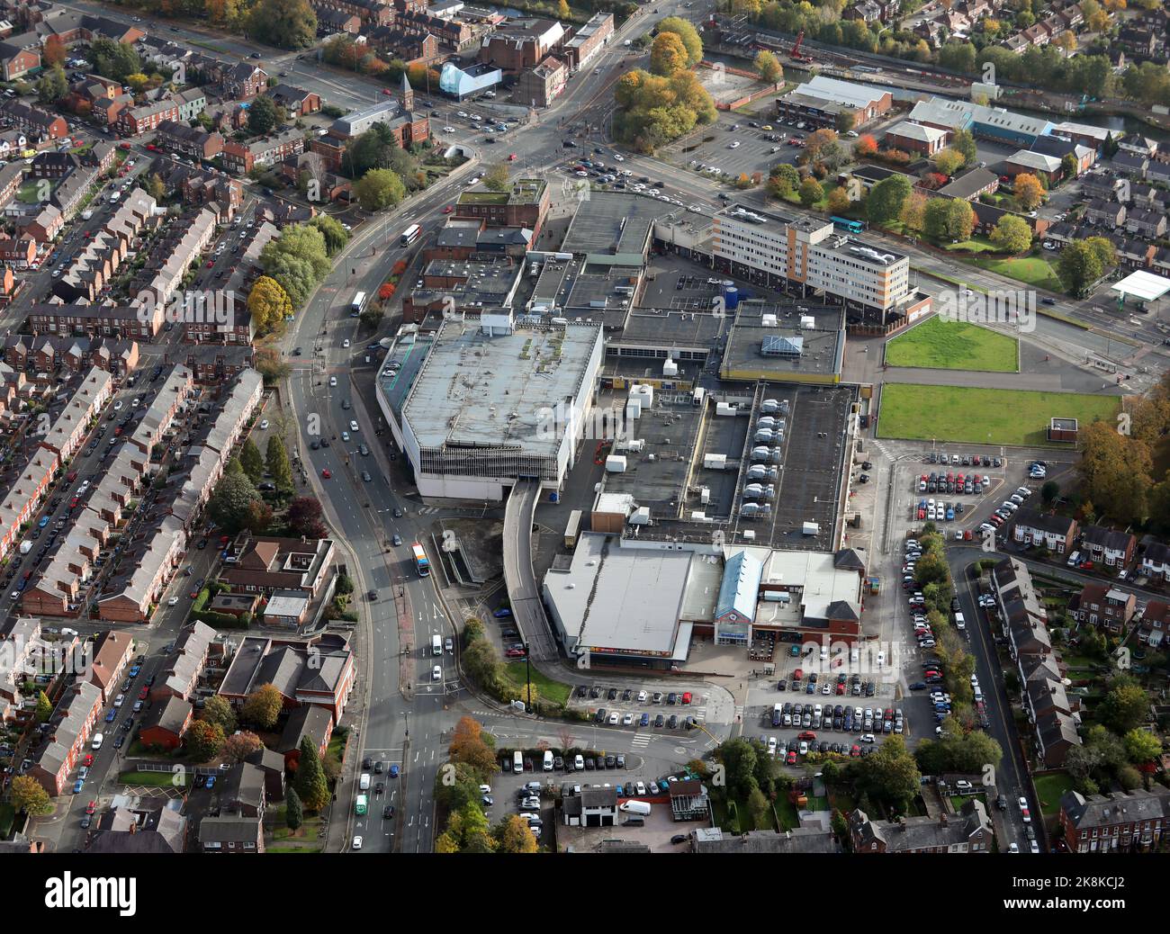 Vue aérienne depuis l'ouest du centre commercial Stretford Mall à Manchester, Royaume-Uni Banque D'Images