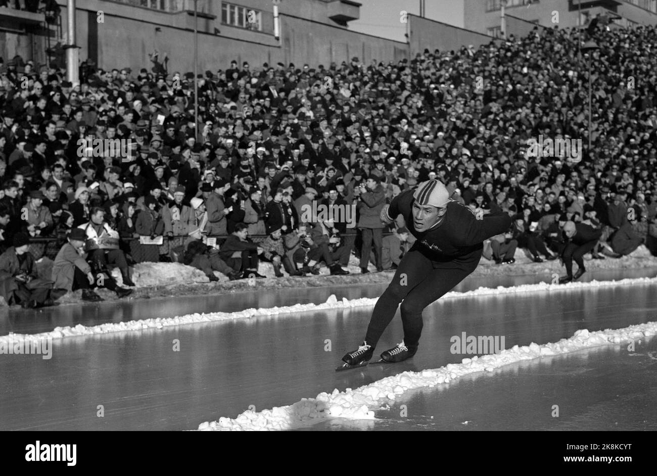 Coupe du monde Oslo 19560211 sur patins, courses rapides, à Bislett. C'était un triple russe dans l'ensemble, avec Gonsjarenko gagnant. Ici Roald AAS en action devant un public entier à Bislett. Photo: NTB / NTB Banque D'Images